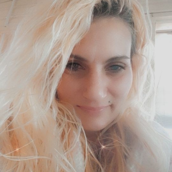 Meet your Posher, Stephanie - Picture 4 of 4